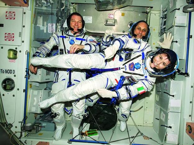 La astronauta italiana, con el norteamericano Terry Virts y el ruso Anton Shkaplerov, en 2015