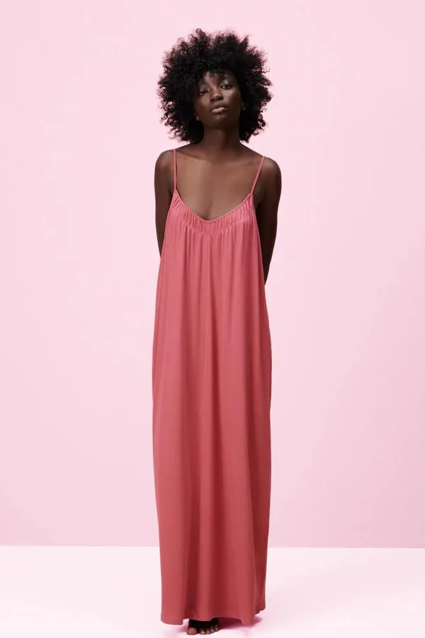 Fotos: Los vestidos este verano, y estos 13 largos de Zara son súper cómodos y tipazo Mujer Hoy