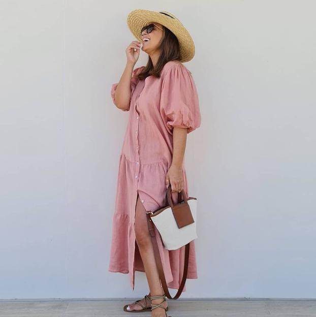 Sandalias planas y vestido midi camisero, el look de Mango súper low cost que rejuvenece a los 40