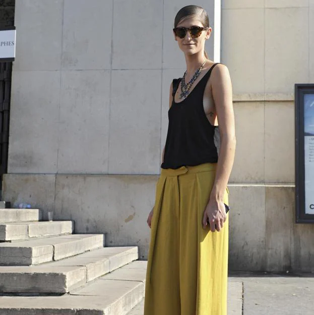 Tres pantalones Zara muy fresquitos que son ideales para tus looks cómodos con sandalias planas | Mujer Hoy