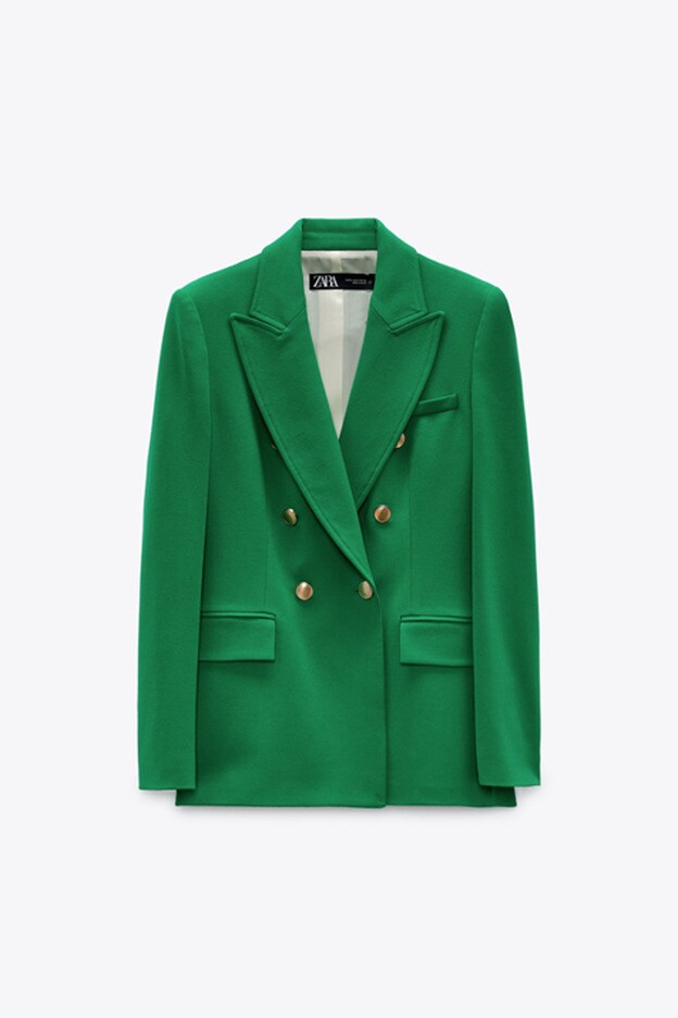 Chaqueta blazer verde, con cierre cruzado y entallada de Zara.