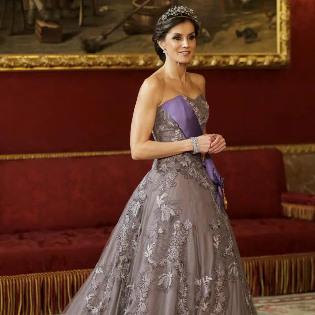 الباذنجان الإذن العبارة  Los tres vestidos de fiesta más espectaculares de la Reina Letizia que  podría llevar esta noche en su primera cena de gala después de la pandemia  | Mujer Hoy