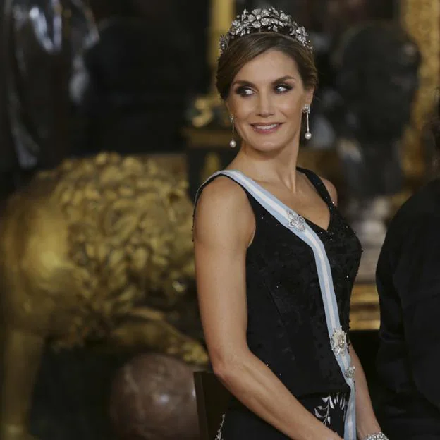Los tres vestidos de fiesta más espectaculares de la Reina Letizia podría llevar esta noche su primera cena de gala después de la pandemia | Hoy