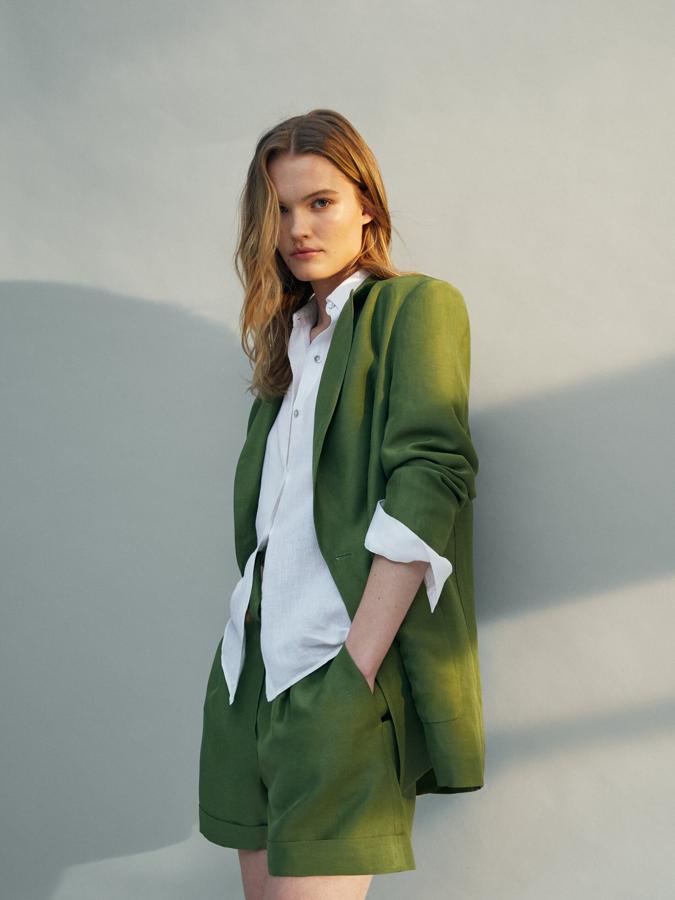 Massimo Dutti se suma a la fiebre por el favorecedor verde con una colección en la que vas a encontrar de todo para ir a la última 