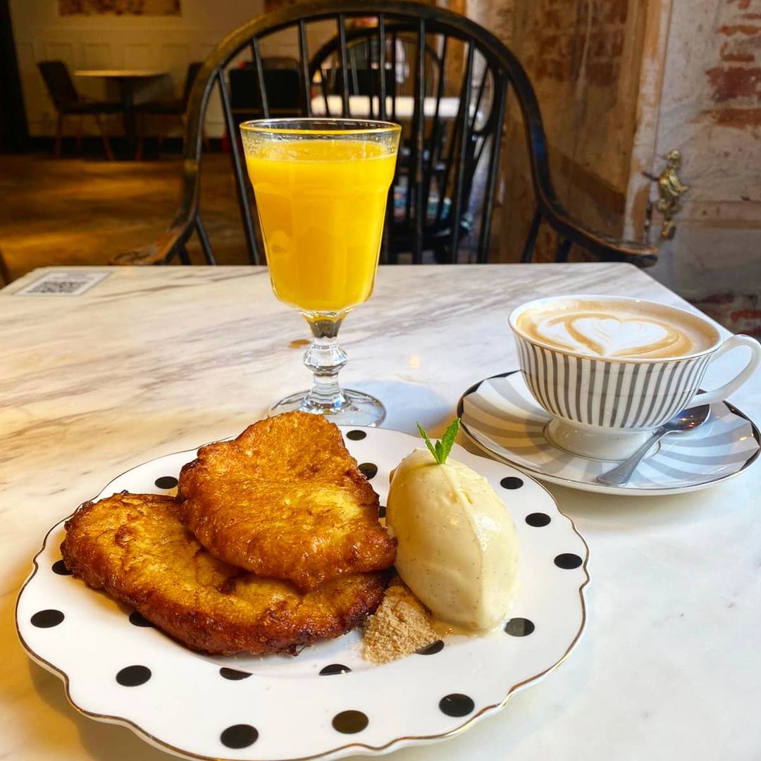 Plato de postre con torrijas de Cristina Oria.