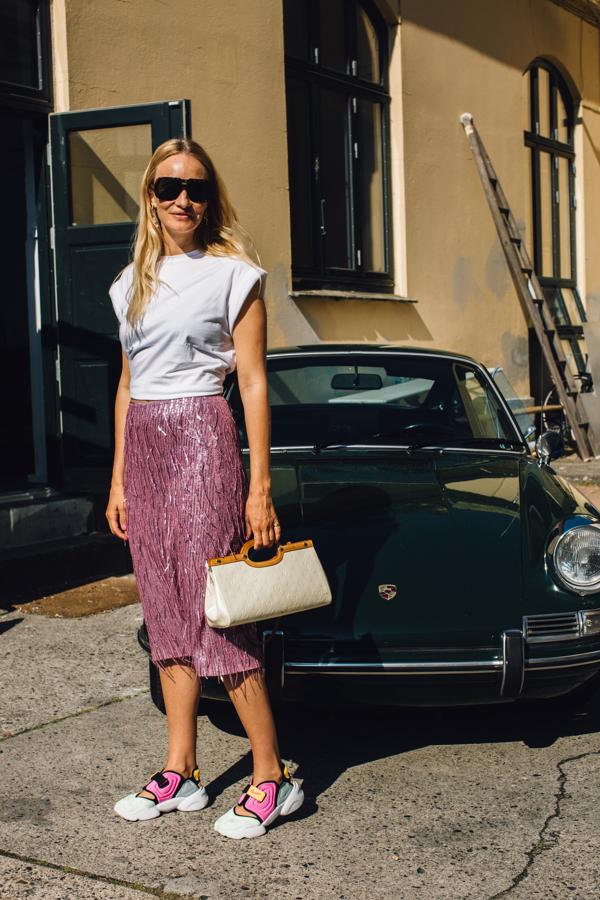 Looks de verano del street style: Falda midi con zapatillas