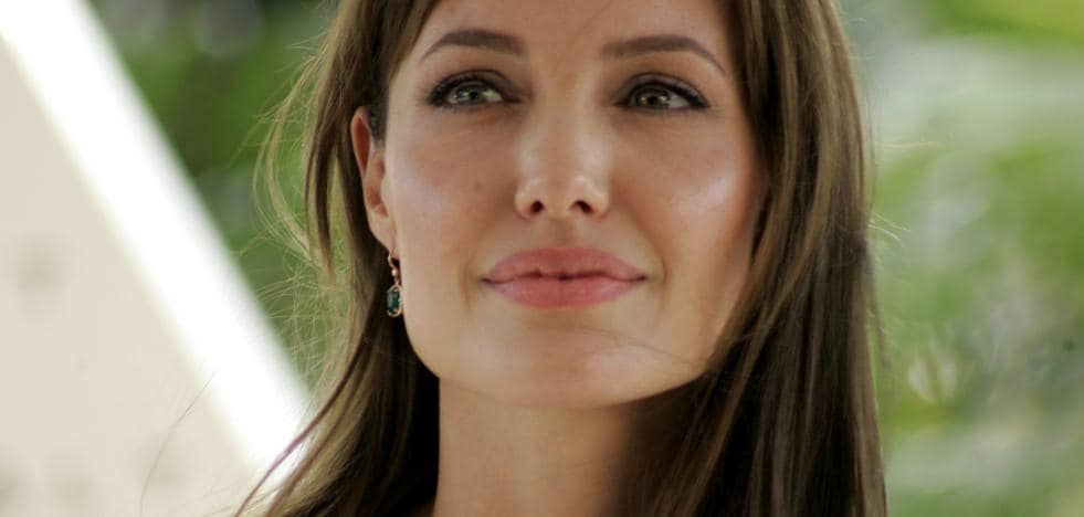 Traje de pijama y vestido blanco con sandalias cómodas: Angelina Jolie