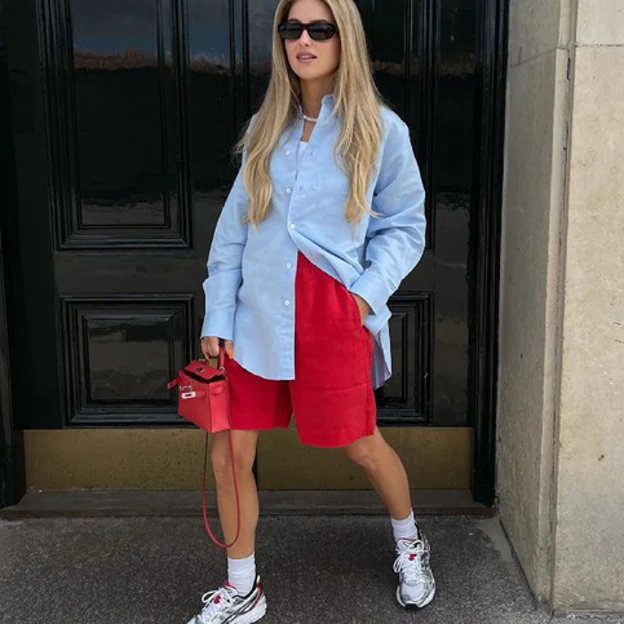Este look verano arrasa en el Instagram de las influencers: camisa azul y shorts rojos | Mujer Hoy