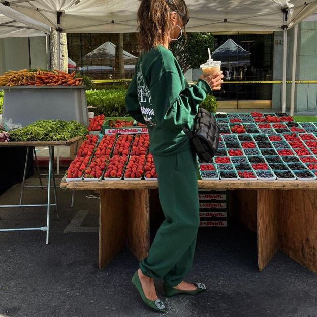 Cuando veas cómo queda el chándal con zapatos joya vas a salir corriendo a por este look