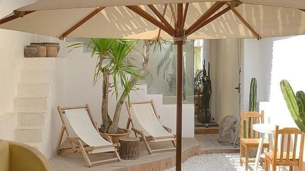 Decorar el patio de interior: 10 básicos que no te pueden faltar para darle un nuevo aire 