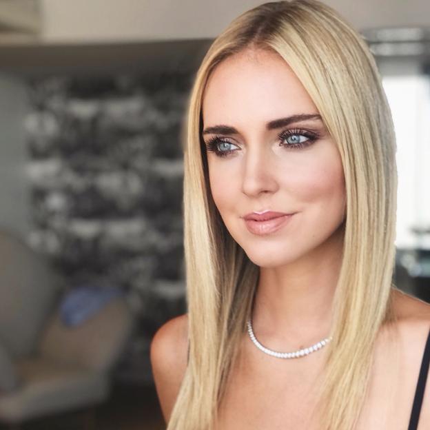 Sabemos cuál es el secreto de Chiara Ferragni para mantener a raya los baby hairs en verano (y para retocarse hasta en el taxi), palabra de influencer