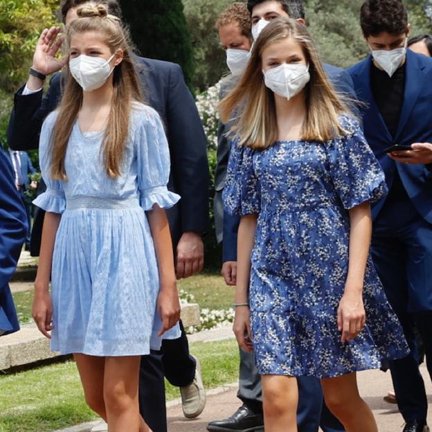 La infanta Sofía y la princesa Leonor llevaron dos vestidos azules a su llegada a Barcelona para entregar los Premios Princesa de Girona. 