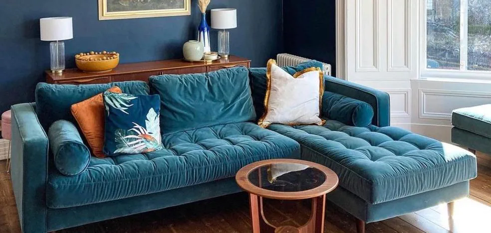 Dónde encontrar el sofá de terciopelo azul que más buscan los millenials en  Pinterest (en versión asequible) | Mujer Hoy