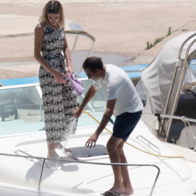 Enrique Ponce y Ana Soria, en el barco deportivo del padre de la novia, amarrado en Almería. 