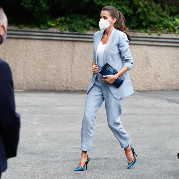 La Reina Letizia un traje de lino made in Spain y nos enseña cómo llevar el look working girl más favorecedor (cómodo y fresquito) del verano | Mujer Hoy