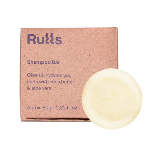 El Shampoo Bar, el champú sólido de Rulls, limpia en profundidad sin resecar el cabello gracias a la combinación de sus ingredientes hidratantes como la manteca de karité y el aloe vera, ayudando a conseguir unos rizos con volumen (12,90 euros). 