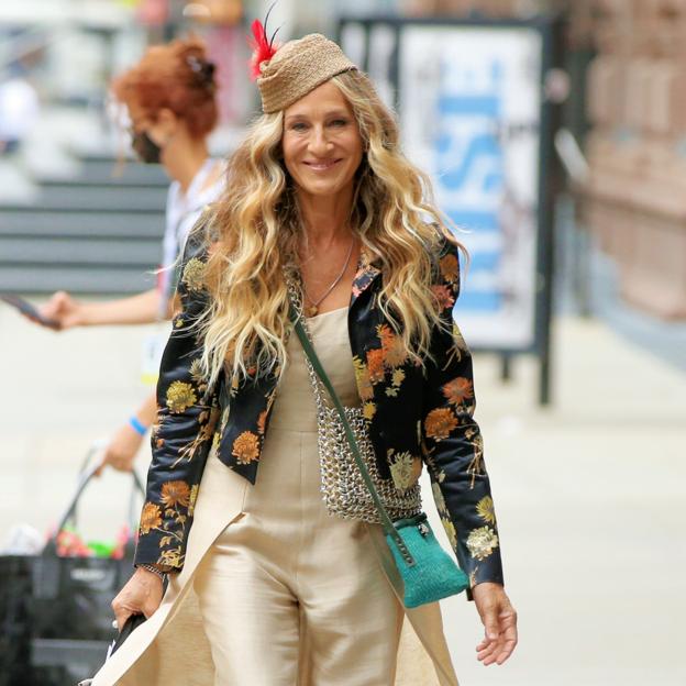 Ni babylights ni balayage, las mechas que rejuvenecen y disimulan las canas son las que lleva Sarah Jessica Parker