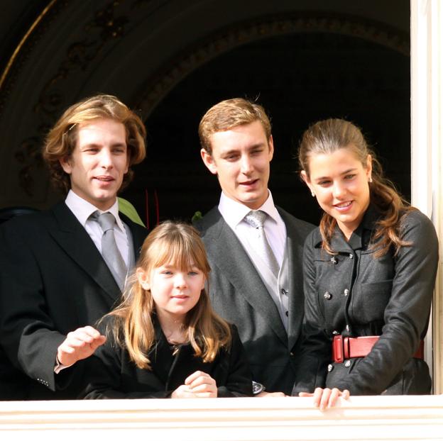 Alexandra de Hannover de pequeña, junto a sus hermanastros, Carlota, Andrea y Pierre Casiraghi. 