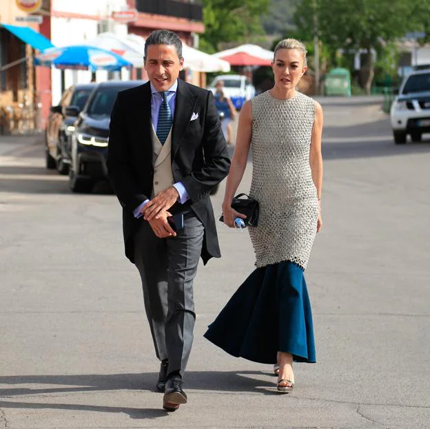 Marta Ortega y su marido Carlos Torretta marcando estilo en la boda de Felipe Cortina.