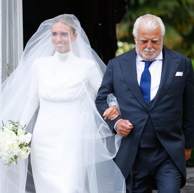 Lucía Bárcena, camino del altar, con un impresionante modelo del diseñador Jorge Acuña.