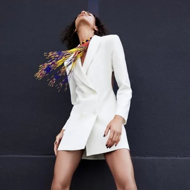 Esta original blazer blanca lo tiene todo para convertirse la prenda estrella de tus noches de verano | Mujer Hoy