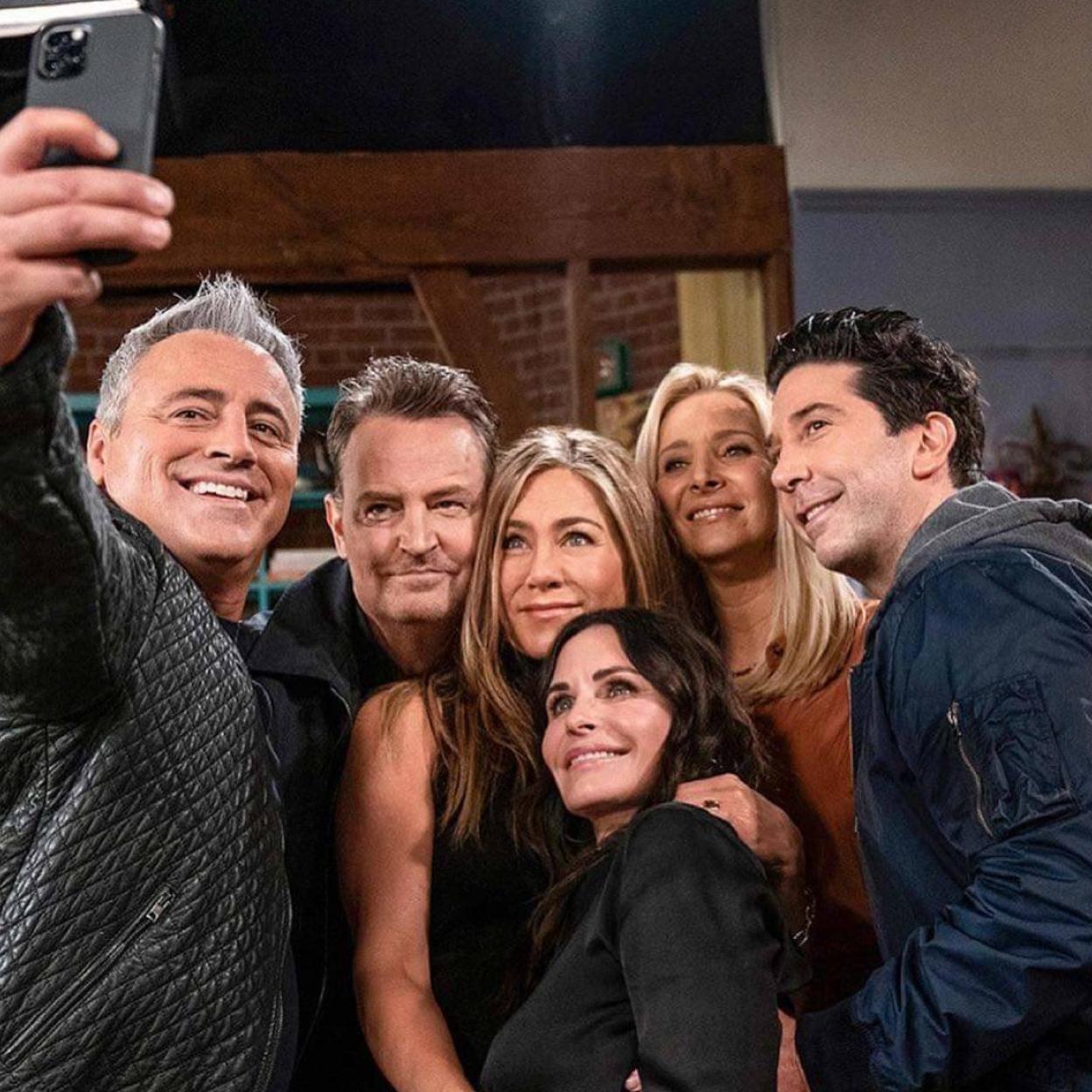 Matt LeBlanc, Matthew Perry, Jennifer Aniston, Courteney Cox, Lisa Kudrow y David Schwimmer durante la grabación de Friends: la reunión. Pincha en la foto para ver los mejores estrenos de series de televisión del mes de agosto para un verano seriéfilo/d.r.