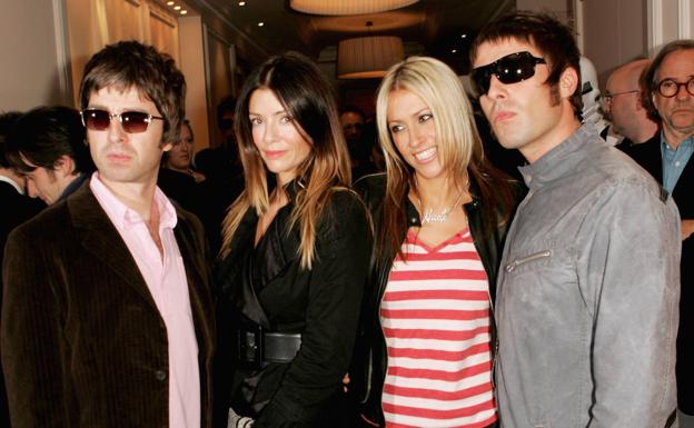 Noel y Liam, en 2005, con sus ex, Sara McDonald y Nicole Appleton