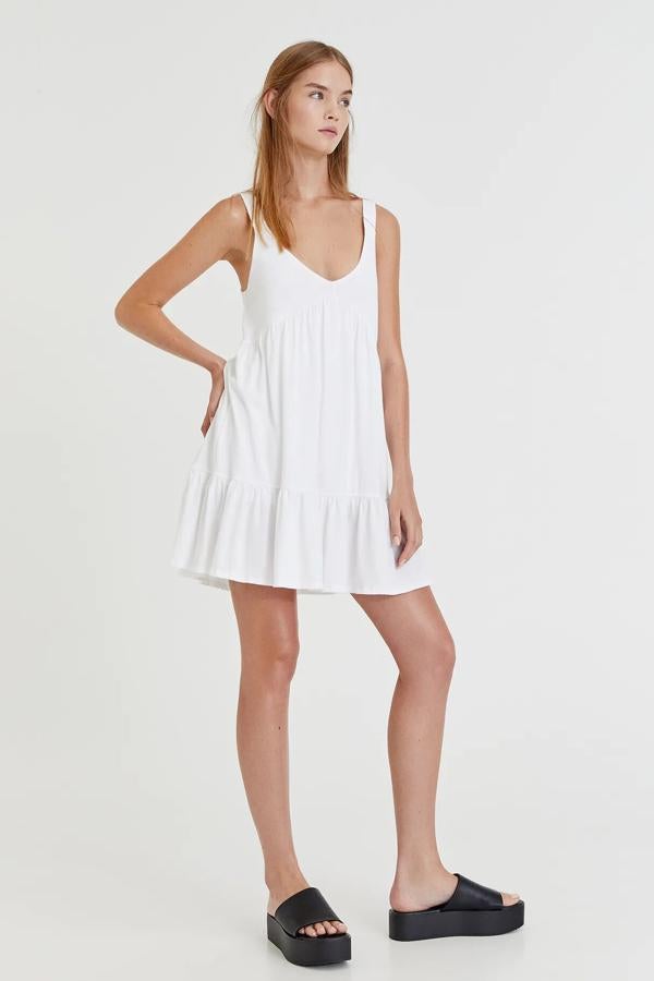 Ficha tus prendas blancas entre las perchas de Pull & Bear