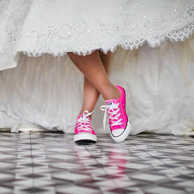 Las zapatillas de Converse para novias (y novios) que son perfectas para llevar como segundos el día de tu boda | Mujer Hoy