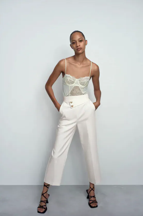 7 pantalones blancos de Zara con los que vas a conseguir un look  espectacular con tops, camisas e incluso con bikini