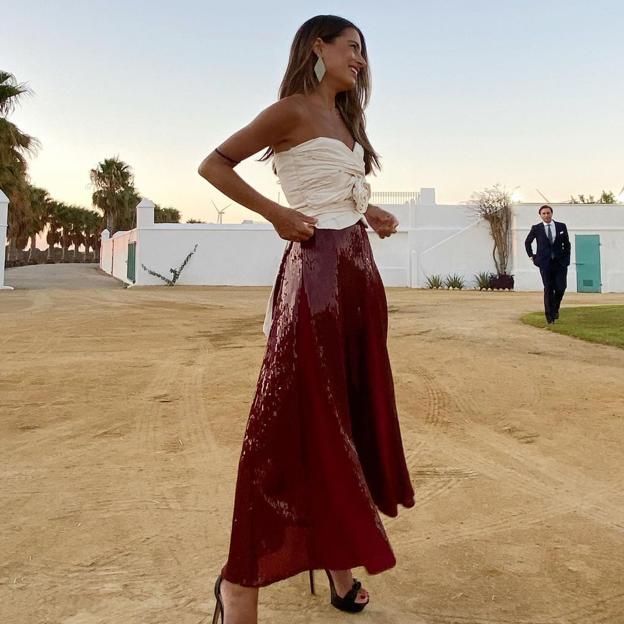 Prepárate para alucinar con esta falda midi: quién dijo que las lentejuelas no son para el verano