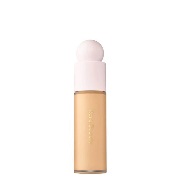 Base de maquillaje fluida de Rare Beauty (32,99 euros).