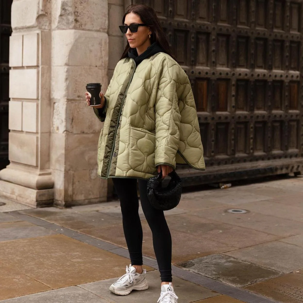 Persona responsable Reorganizar facil de manejar Te vamos avisando: H&M va a tener esta chaqueta acolchada con increíble  vuelo a la espalda que llevan las influencers | Mujer Hoy
