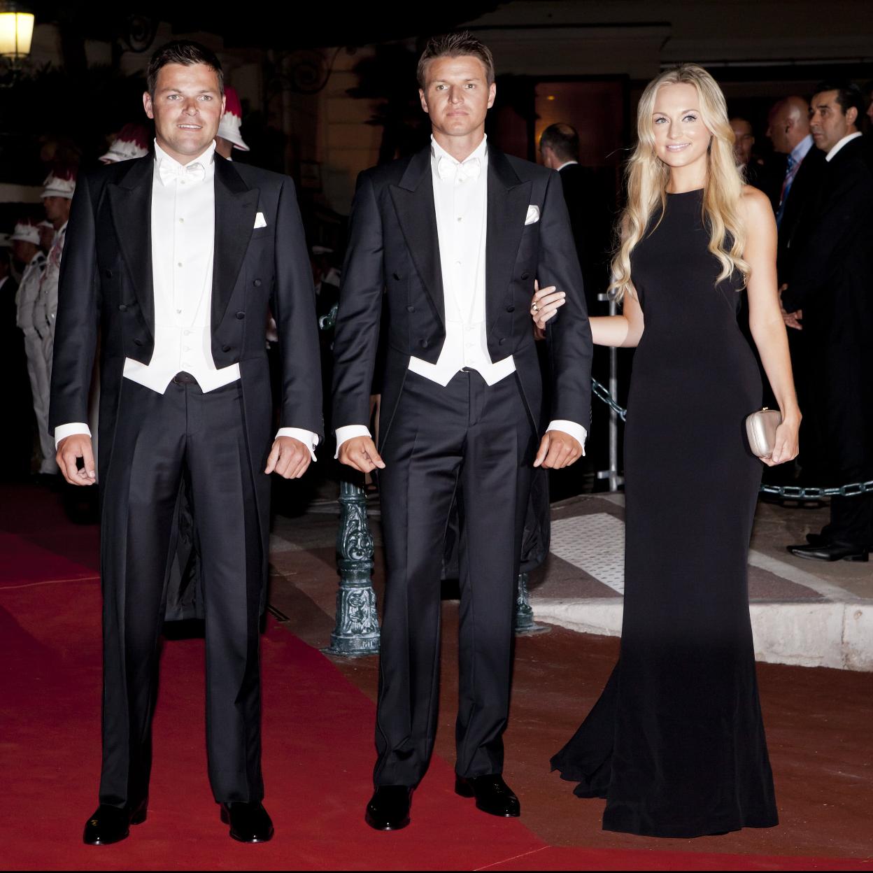 Gareth, Sean y sy¡u mujer Chantell, los defensores del matrimonio de la princea Charlène. Si quieres ver los looks de la princesa que quitan años, pincha en la imagen../gtres