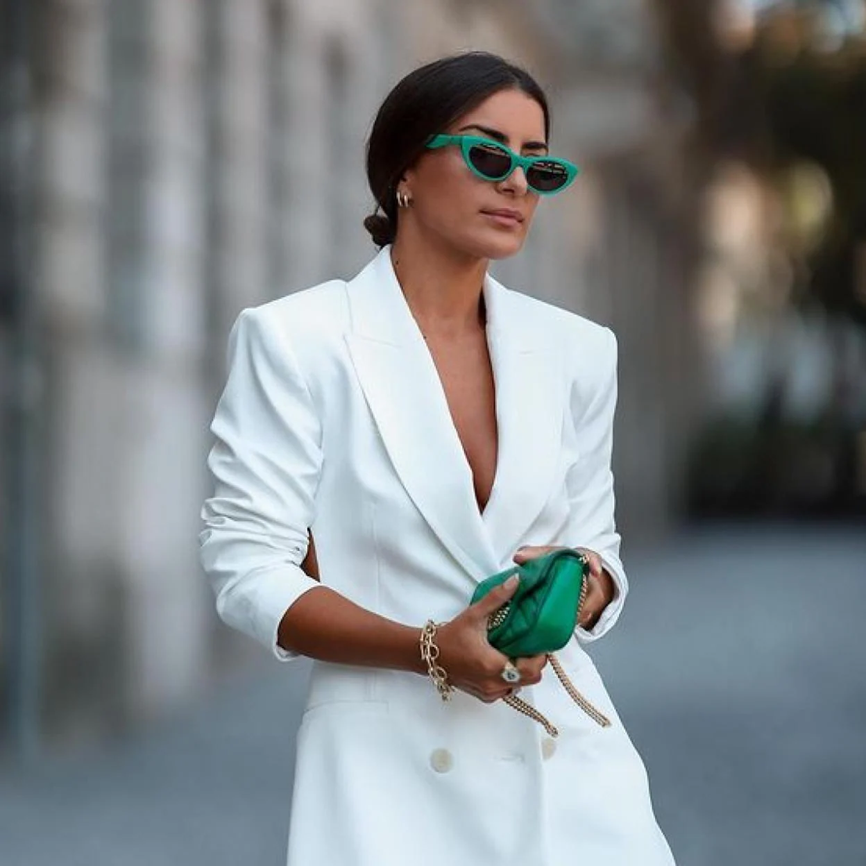 Ineficiente Alboroto hablar El original traje de chaqueta de Zara perfecto para arrasar: blanco, barato  y con un escote a la espalda muy estiloso | Mujer Hoy