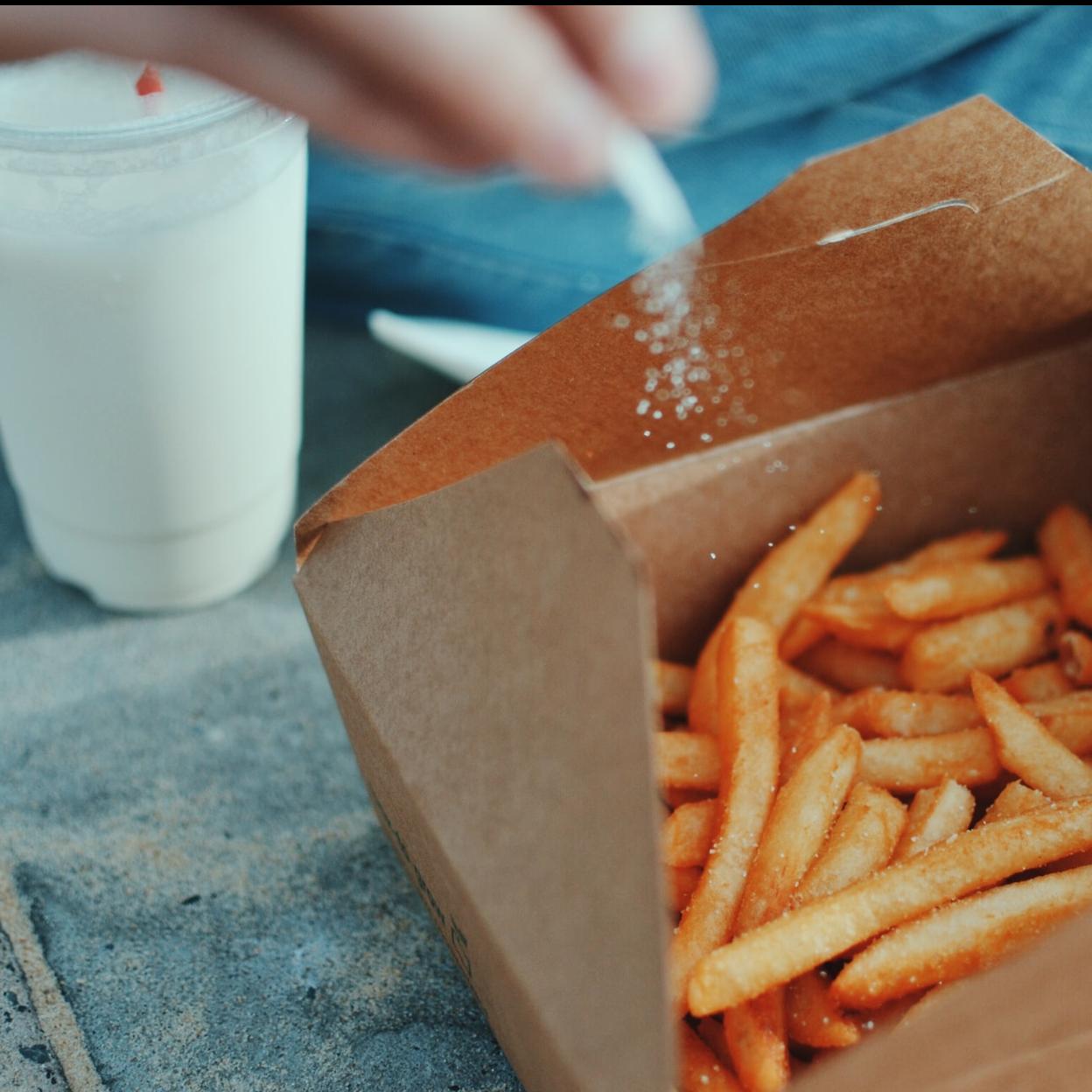 Por qué no deberías renunciar a tomar sal en las comidas