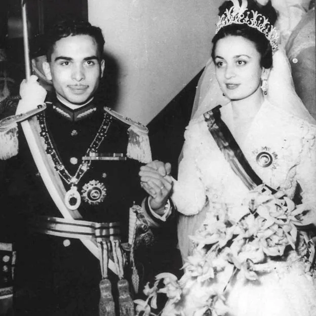 Las tres esposas de Hussein de Jordania antes de concer a la Reina Noor, su gran amor: del fugaz matrimonio con la princesa Dina al repudio a la princesa Muna y la trágica y prematura muerte de la Reina Alia
