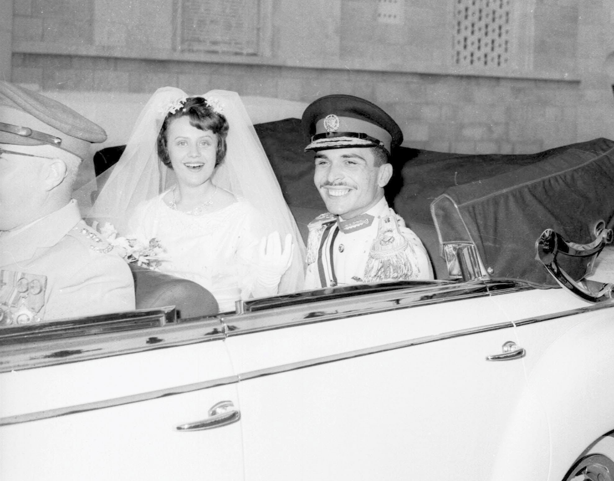 Hussein de Jordania y la Princesa Muna el día de su boda