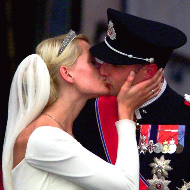 Mette-Marit y Haakon de Noruega: polémicas, supuestas infidelidades, drama y la boda más escandalosa de la realeza europea (con escote viral incluido)