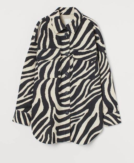 Chaqueta camisera afieltrada con estampado de cebra de H&M. 29,99 euros