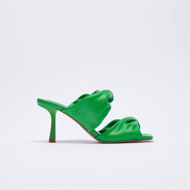 Sandalias de tacón con tiras fruncidas en verde de Zara. 29,95 euros.