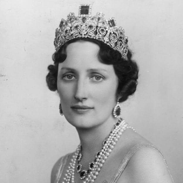 Pincha para ver la historia detrás de las 15 tiaras más impactantes de la realeza: de Doña Letizia a la reina Isabel II.