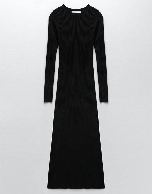 Vestido midi de canalé de Zara. 25,95 euros