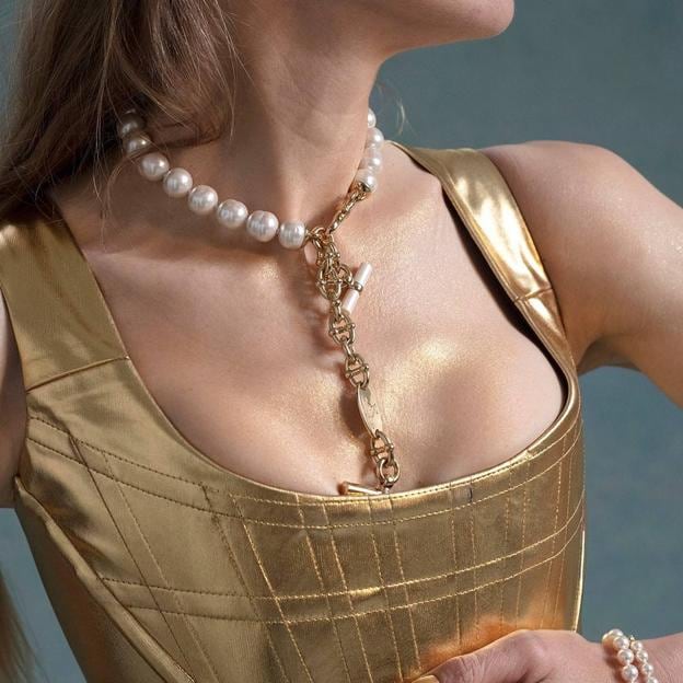 Follow disconnected Admirable El clásico collar de perlas hace su regreso triunfal con mucho glamour en  este diseño super elegante que enamora a las famosas (y tienes dos  versiones low cost en Uterqüe) | Mujer
