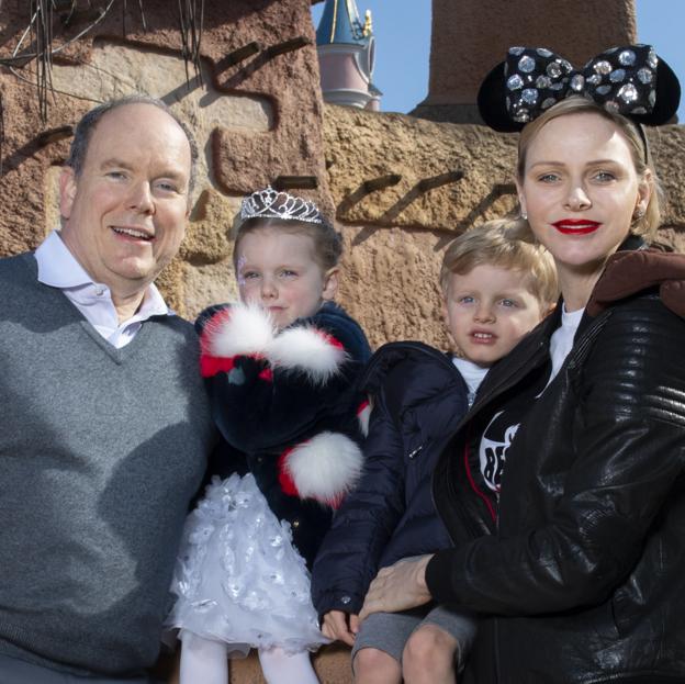 La familia al completo en una visita a Disney