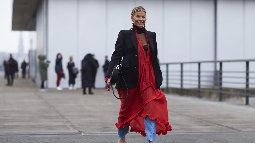 Pon un vestido rojo en tu armario y encuentra el compañero ideal para crear un look impecable con tus blazers y botas negras