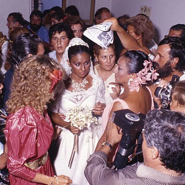 Elena Furiase se casa: de la boda secreta de Lola Flores y el Pescaílla al  «si me queréis irse» de Lolita, así han sido las bodas de los Flores |  Mujer Hoy