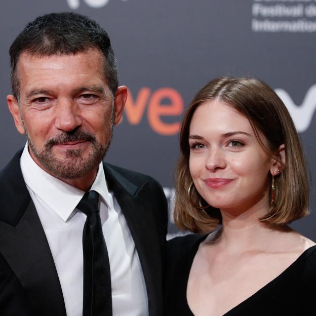 El cambio de look de Stella del Carmen, hija de Antonio Banderas, que sienta bien a los 20 y a los 40