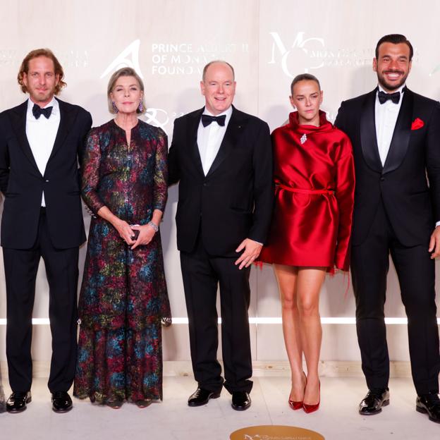 Pauline Ducret junto a su novio, Maxime Giaccardi, sus tíos Alberto y Carolina de Mónaco, y su primo, Andrea Casiraghi. Pincha en la foto para repasar el estilo de Beatrice Borromeo, la otra 'it royal' de la familia Grimaldi.