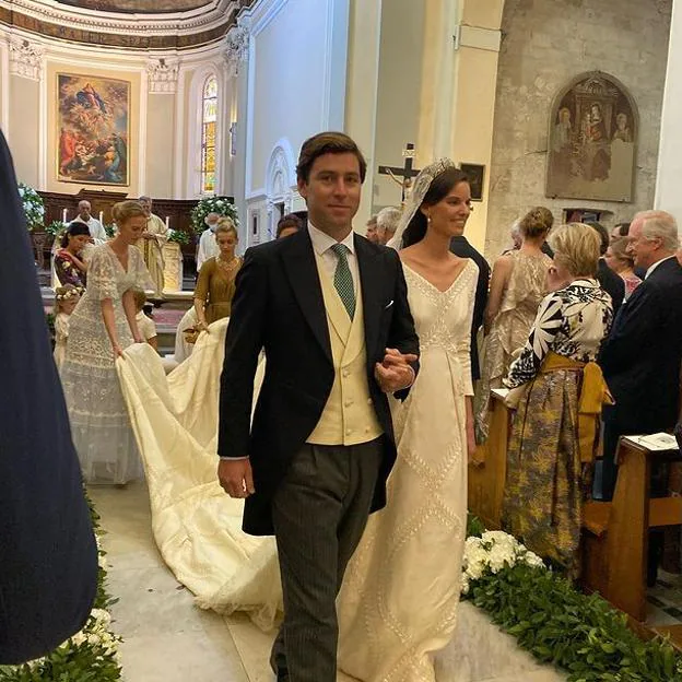 Un original vestido de novia bordado y una ceremonia en la Toscana, así ha  sido la boda royal de Astrid de Liechtenstein | Mujer Hoy